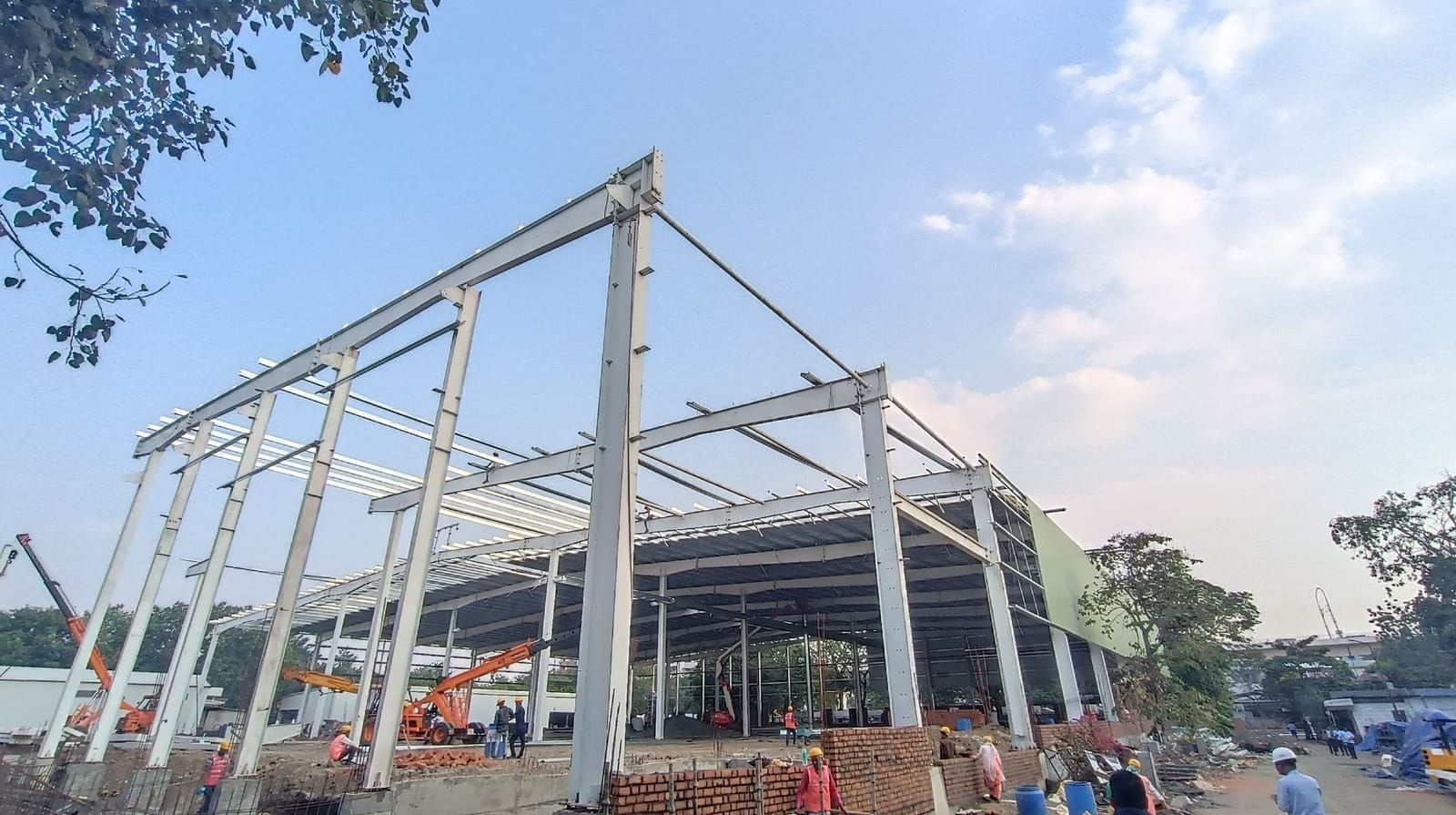 Structural steel frame being erected at Mahindra & Mahindra, Nagpur